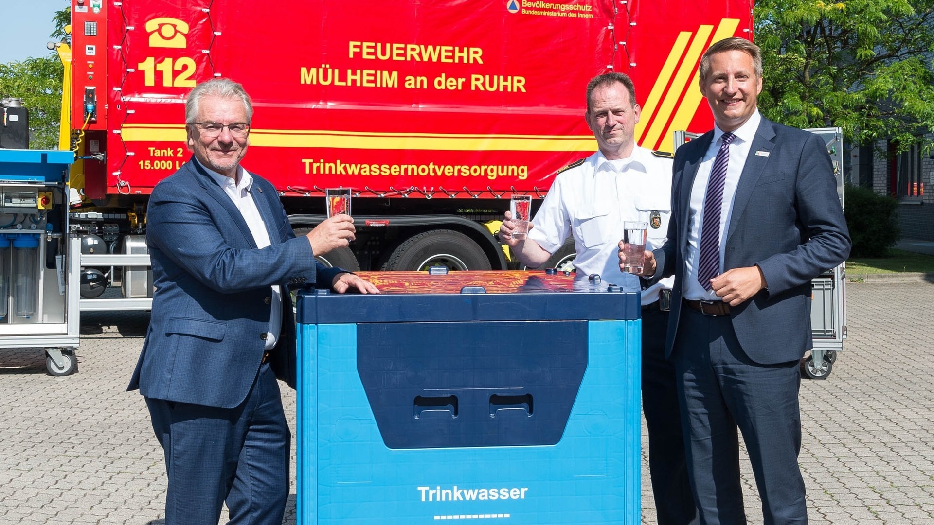 Foto: Pressestelle, Helena Grebe Oberbürgermeister Marc Buchholz, Feuerwehrchef Sven Werner und Regierungspräsident Thomas Schürmann (v.li.) (Foto: Pressestelle, Helena Grebe)