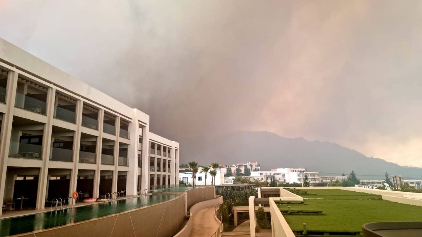 Rauch steigt hinter einer Hotelanlage auf. (Foto: SWR, SWR3/Kimon Schanze)