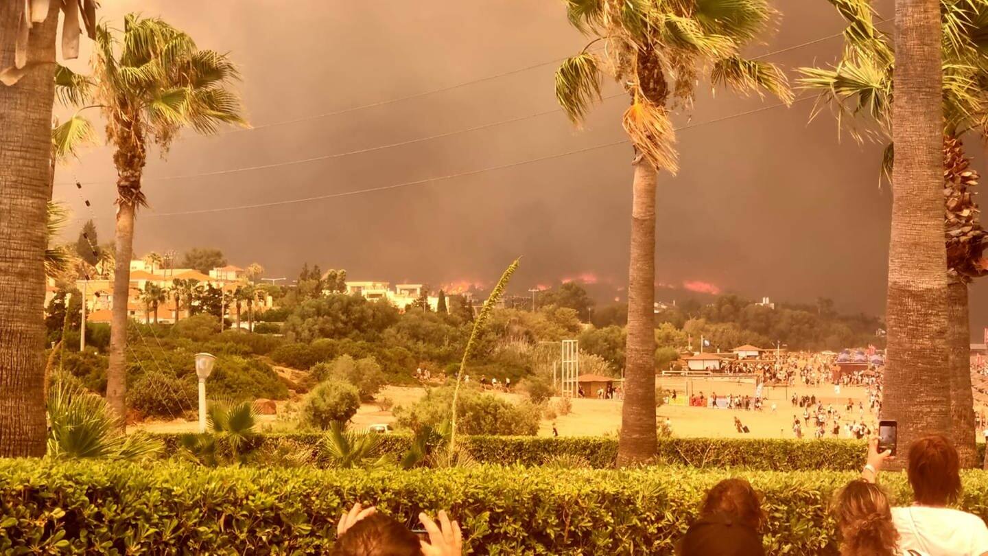 Menschen beobachten, wie in der Ferne Waldbrände toben. (Foto: SWR, SWR3/Kimon Schanze)