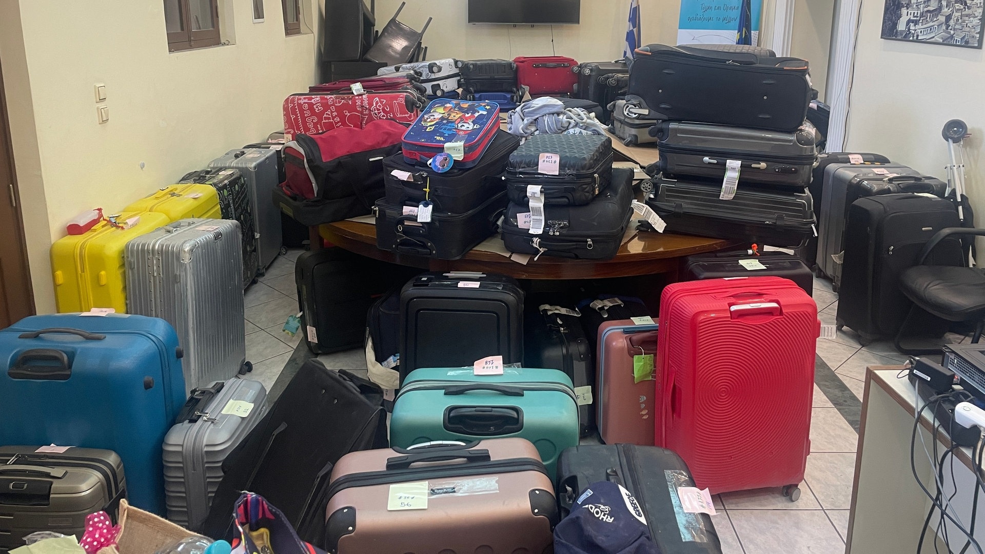 Foto: SWR, Kimon Schanze Koffer stapeln sich in einem Raum in Rhodos-Stadt. Viele Touristen, die vor den Waldbränden geflohen sind, mussten ihr Gepäck zurücklassen. (Foto: SWR, Kimon Schanze)