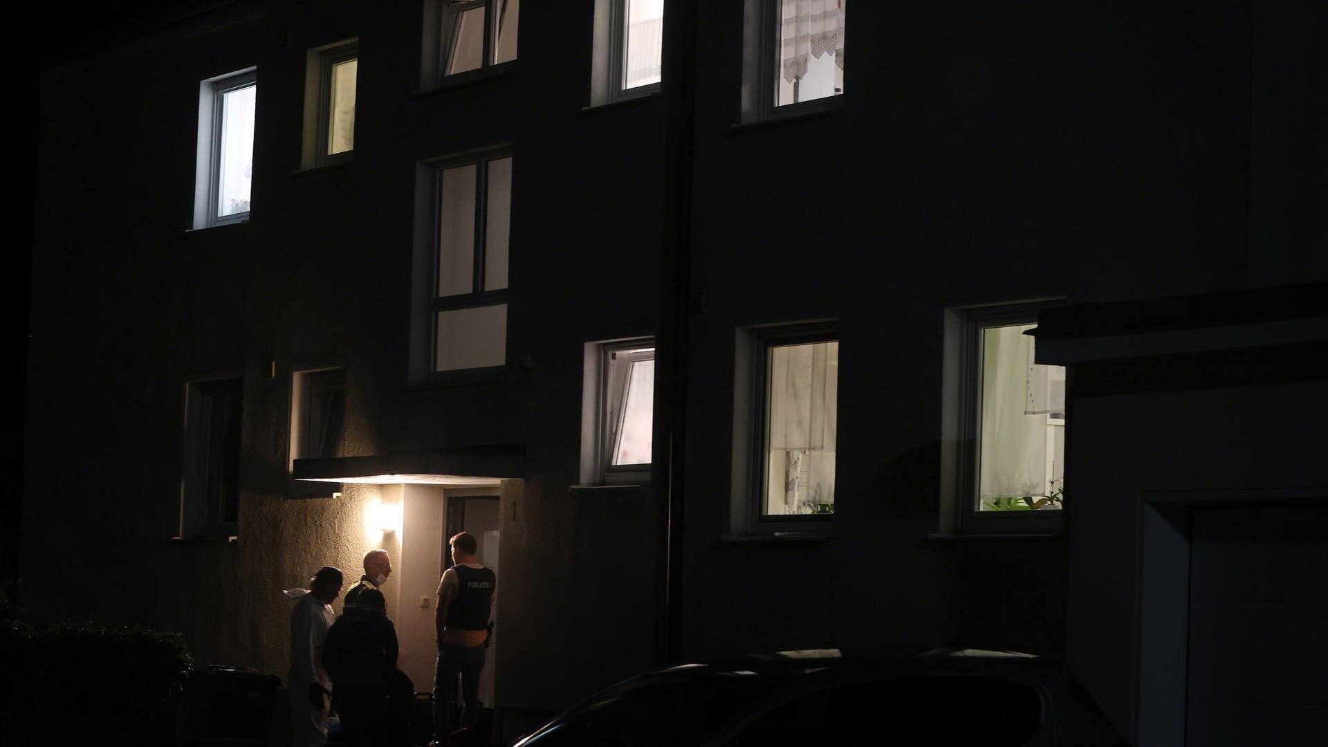Polizisten und Beamte der Spurensicherung stehen vor dem Haus in Langweid bei Augsburg, in dem drei Menschen erschossen worden sind. (Foto: dpa Bildfunk, picture alliance/dpa | Karl-Josef Hildenbrand)