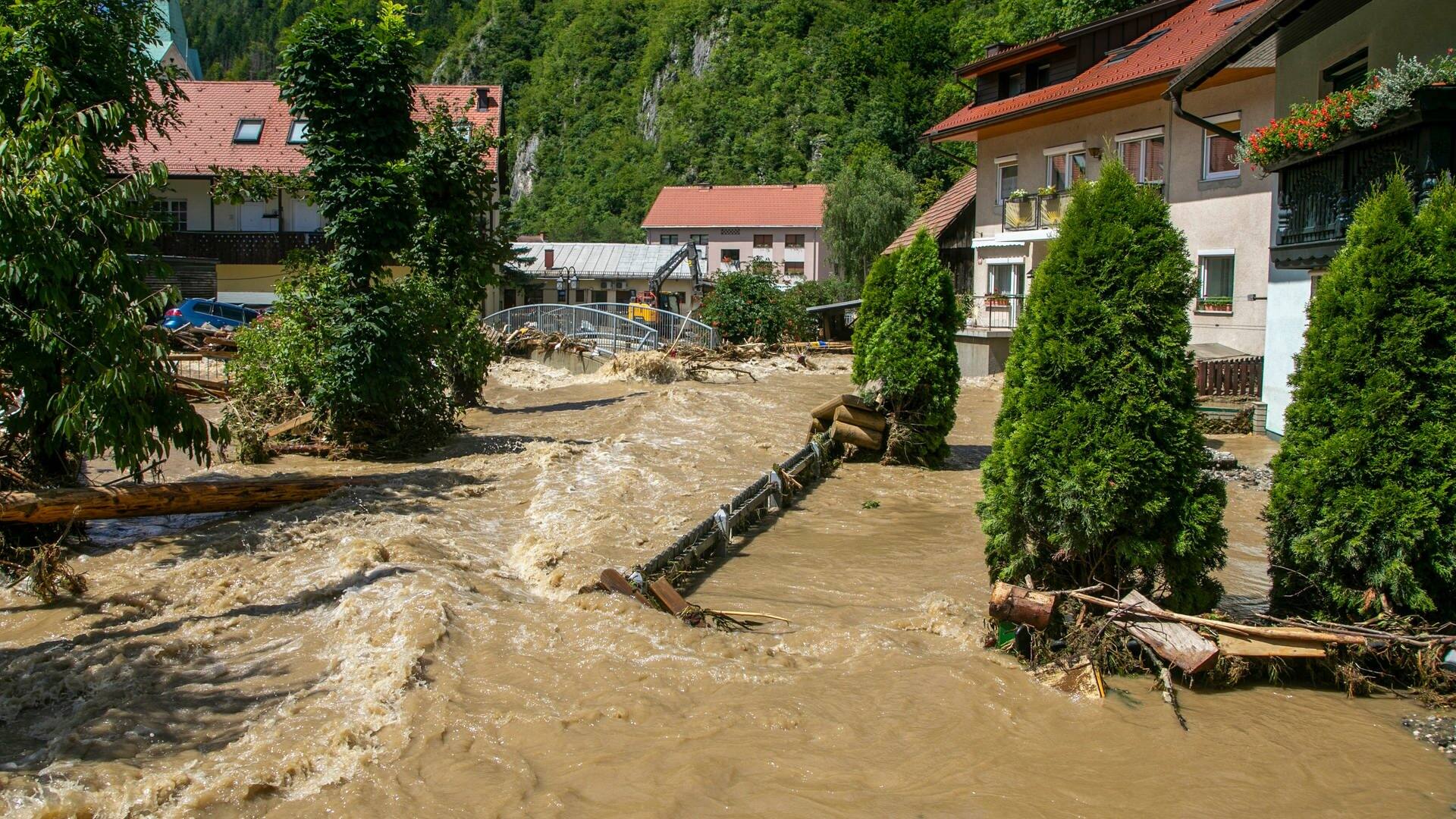 Im slowenischen Schwarzenbach sind Wassermassen im Ort zu sehen (Foto: dpa Bildfunk, picture alliance/dpa/AP | -)