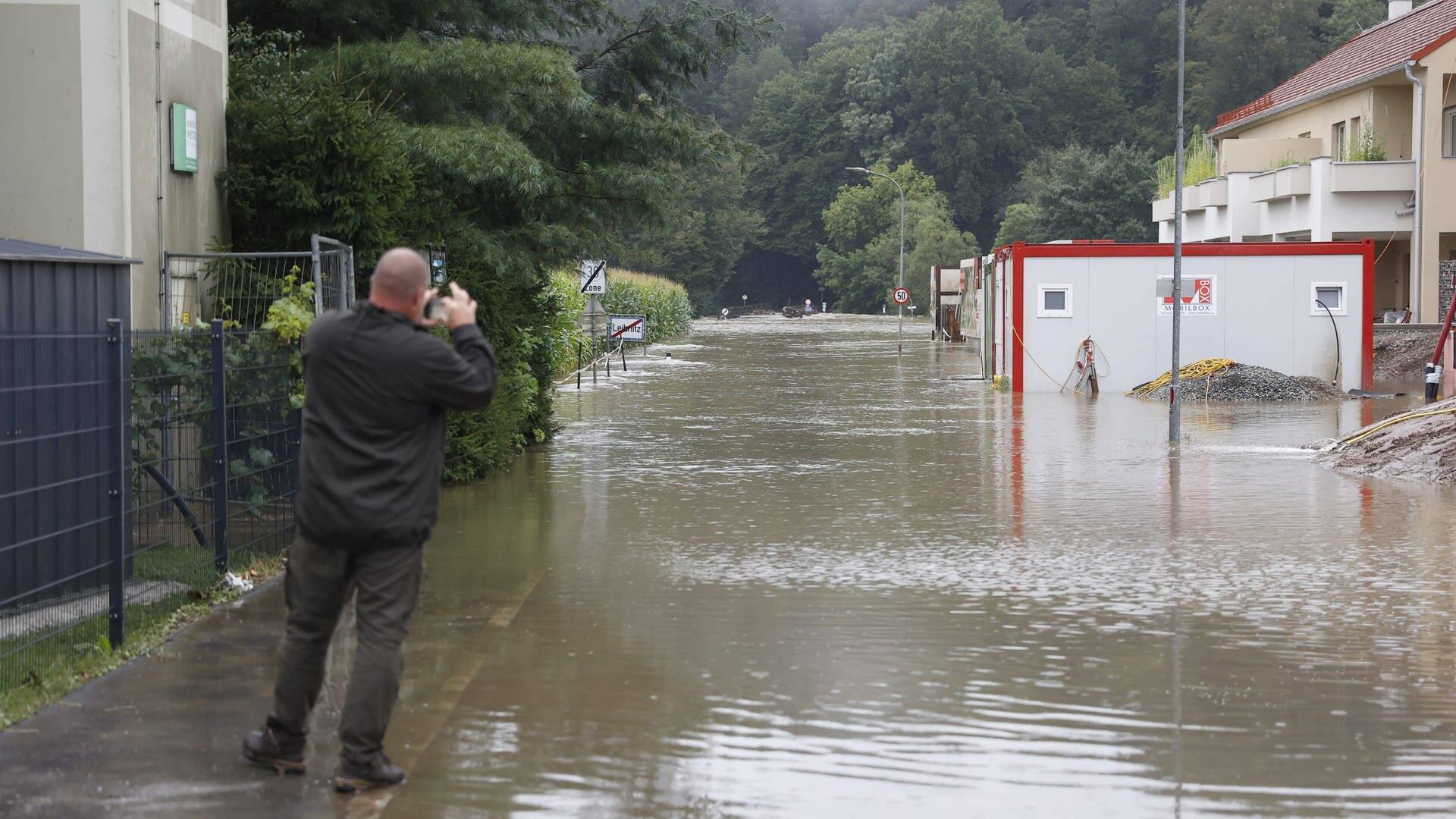 In Leibnitz in der Steiermark stehen Straßen unter Wasser (Foto: dpa Bildfunk, picture alliance/dpa/APA | Erwin Scheriau)