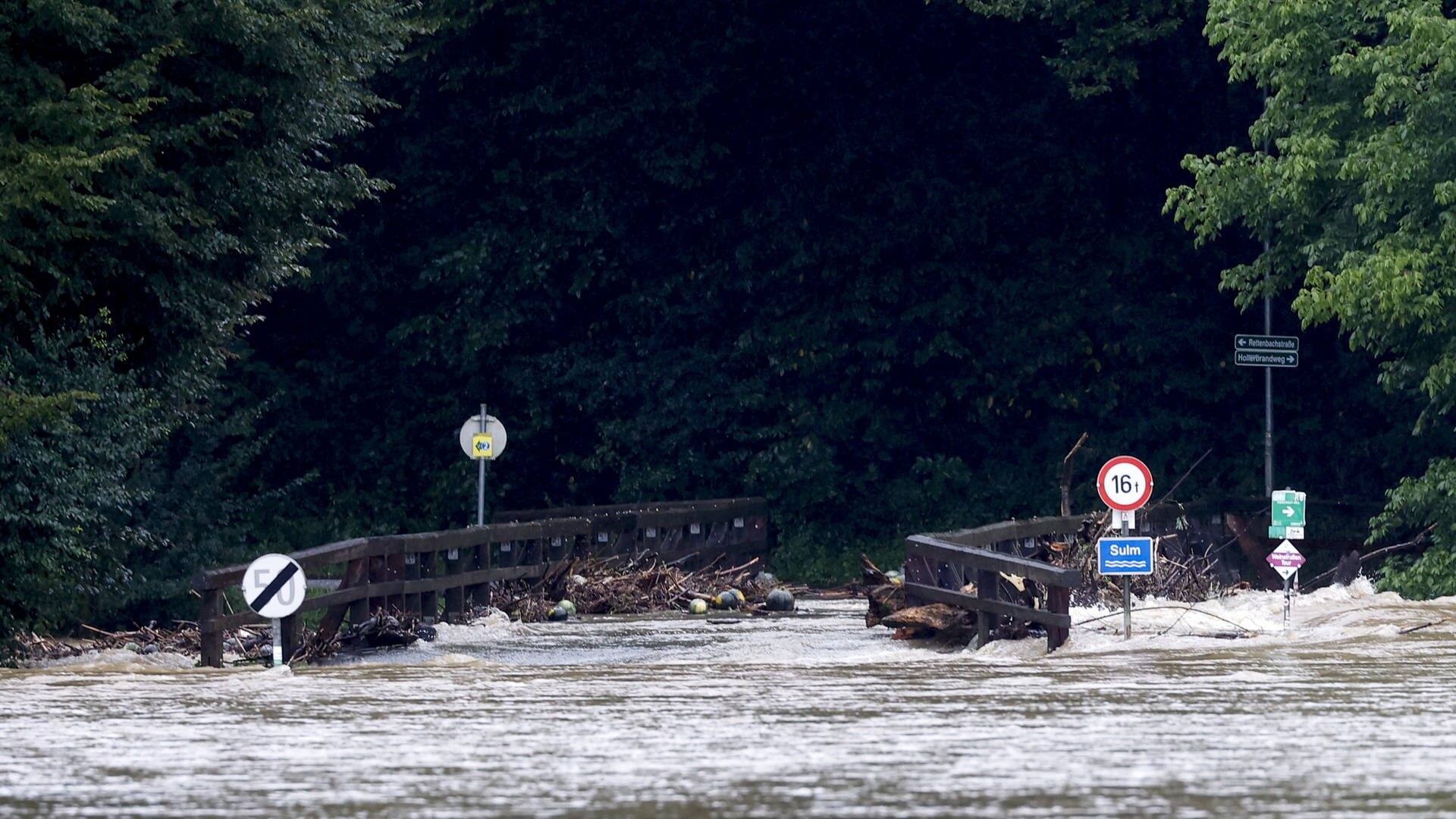 Eine Brücke in Leibnitz steht unter Wasser (Foto: dpa Bildfunk, picture alliance/dpa/APA | Erwin Scheriau)