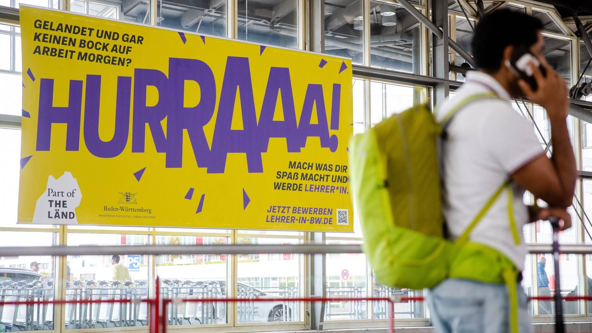Ein umstrittenes Plakat des Kultusministzeriums hängt am Flughafen Stuttgart (Foto: dpa Bildfunk, picture alliance/dpa | Christoph Schmidt)