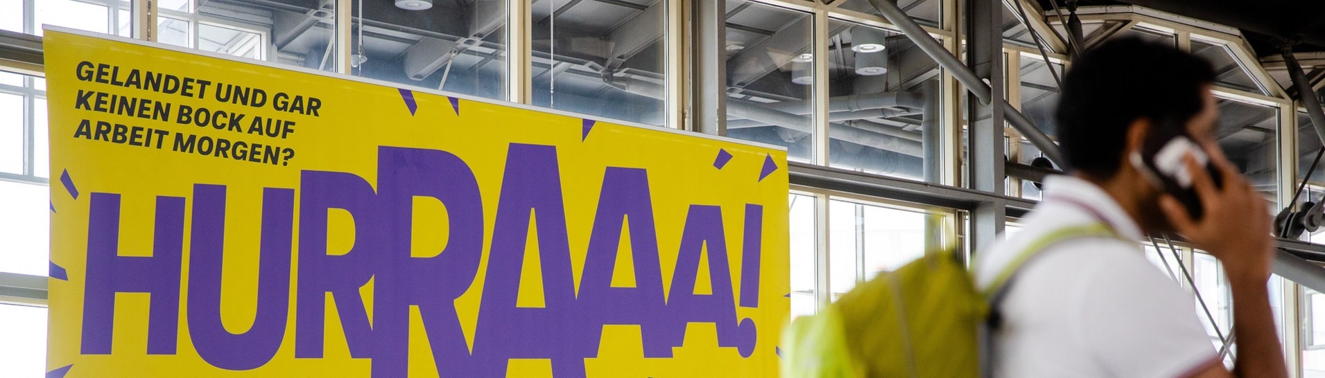 Ein umstrittenes Plakat des Kultusministzeriums hängt am Flughafen Stuttgart (Foto: dpa Bildfunk, picture alliance/dpa | Christoph Schmidt)