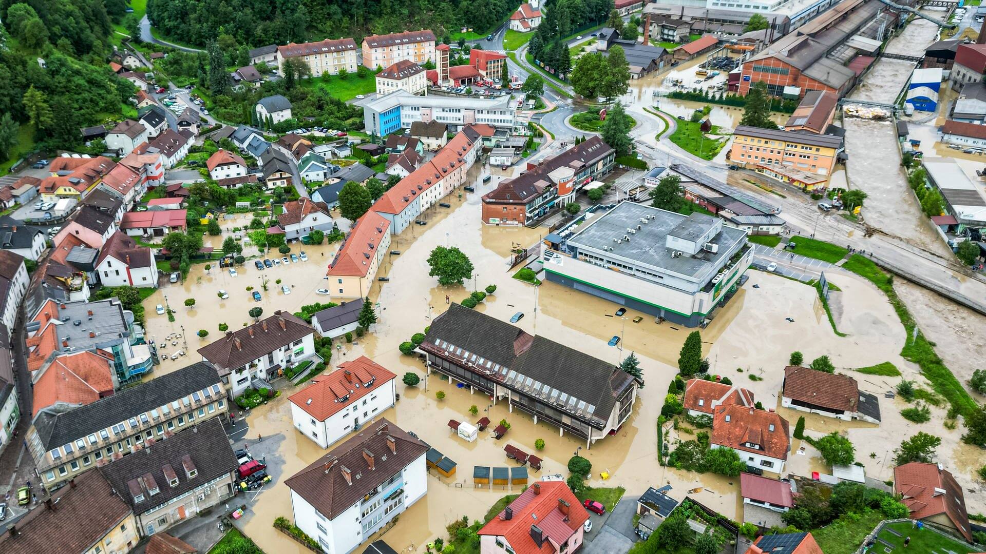 In Slowenien steht der Ort Ravne na Koroskem komplett unter Wasser. (Foto: dpa Bildfunk, picture alliance/dpa/AP | Gregor Ravnjak)