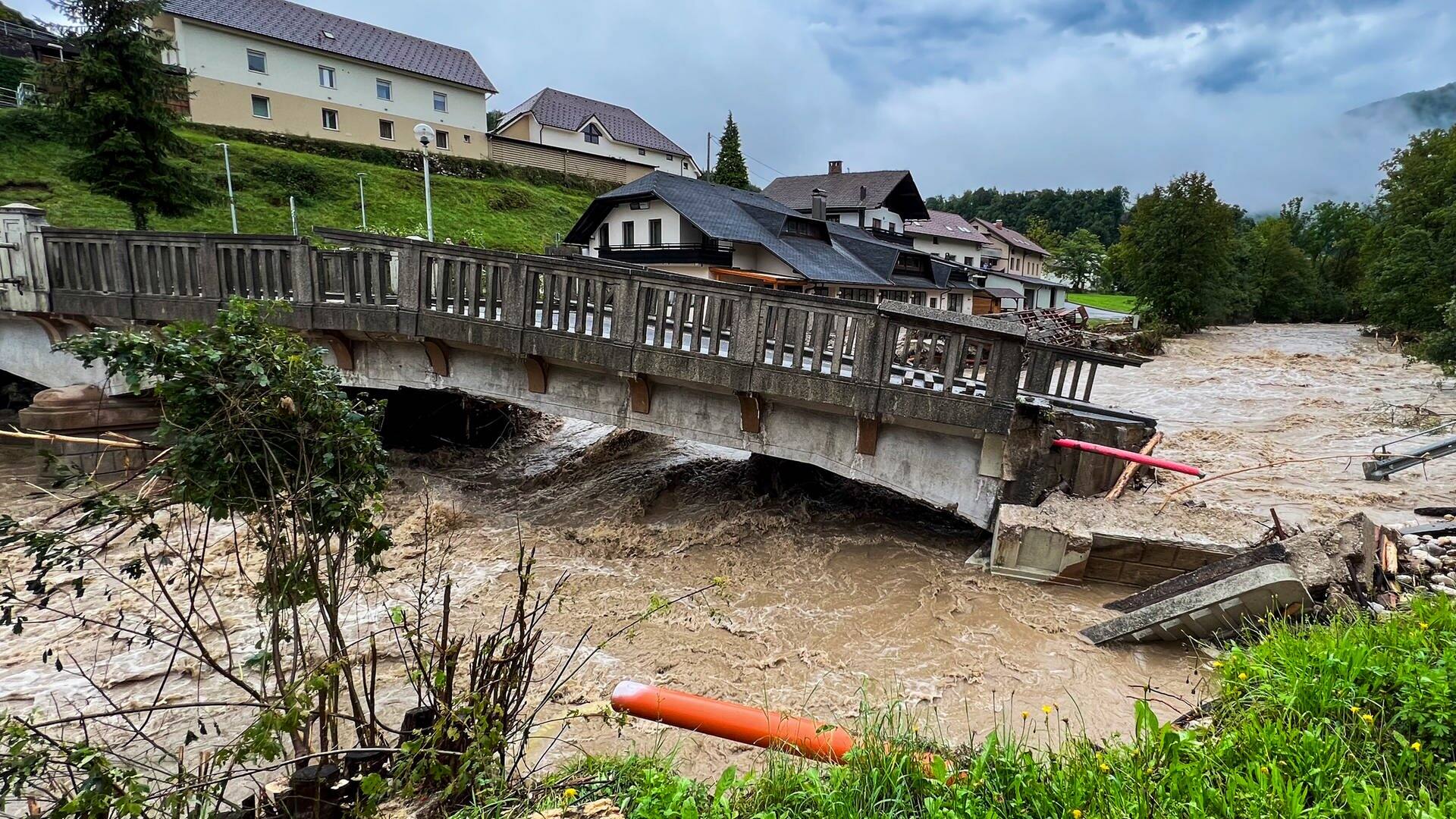 Im Ort Stahovica ist eine Brücke über einem Fluss eingestürzt (Foto: dpa Bildfunk, picture alliance/dpa/AP | Miro Majcen)