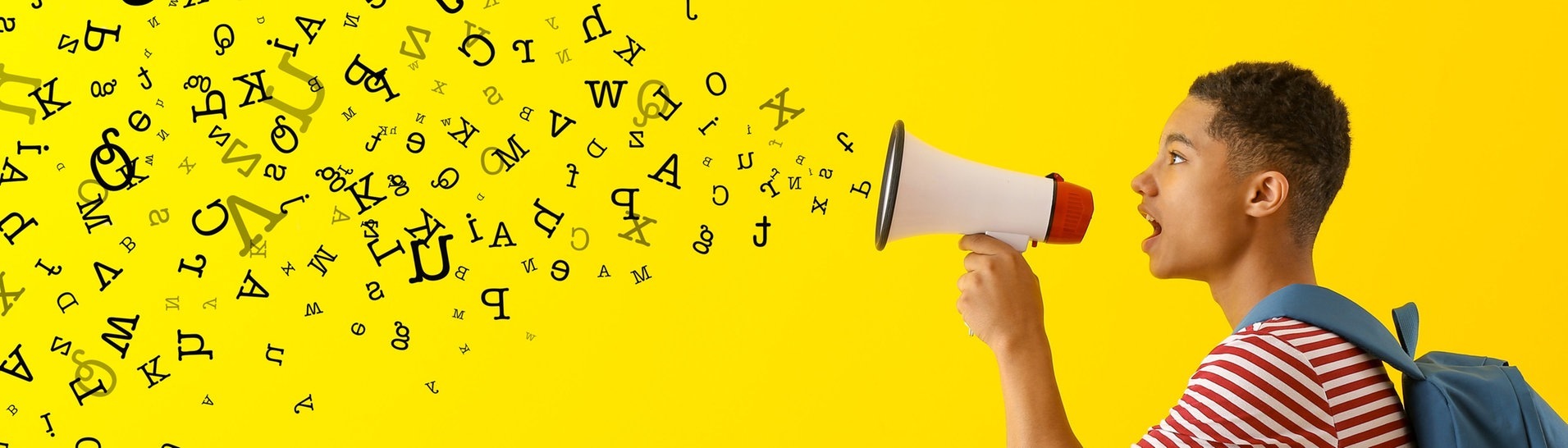 Ein Jugendlicher hält ein Megafon in der Hand und Buchstaben wirbeln umher (Foto: Adobe Stock, Pixel-Shot)