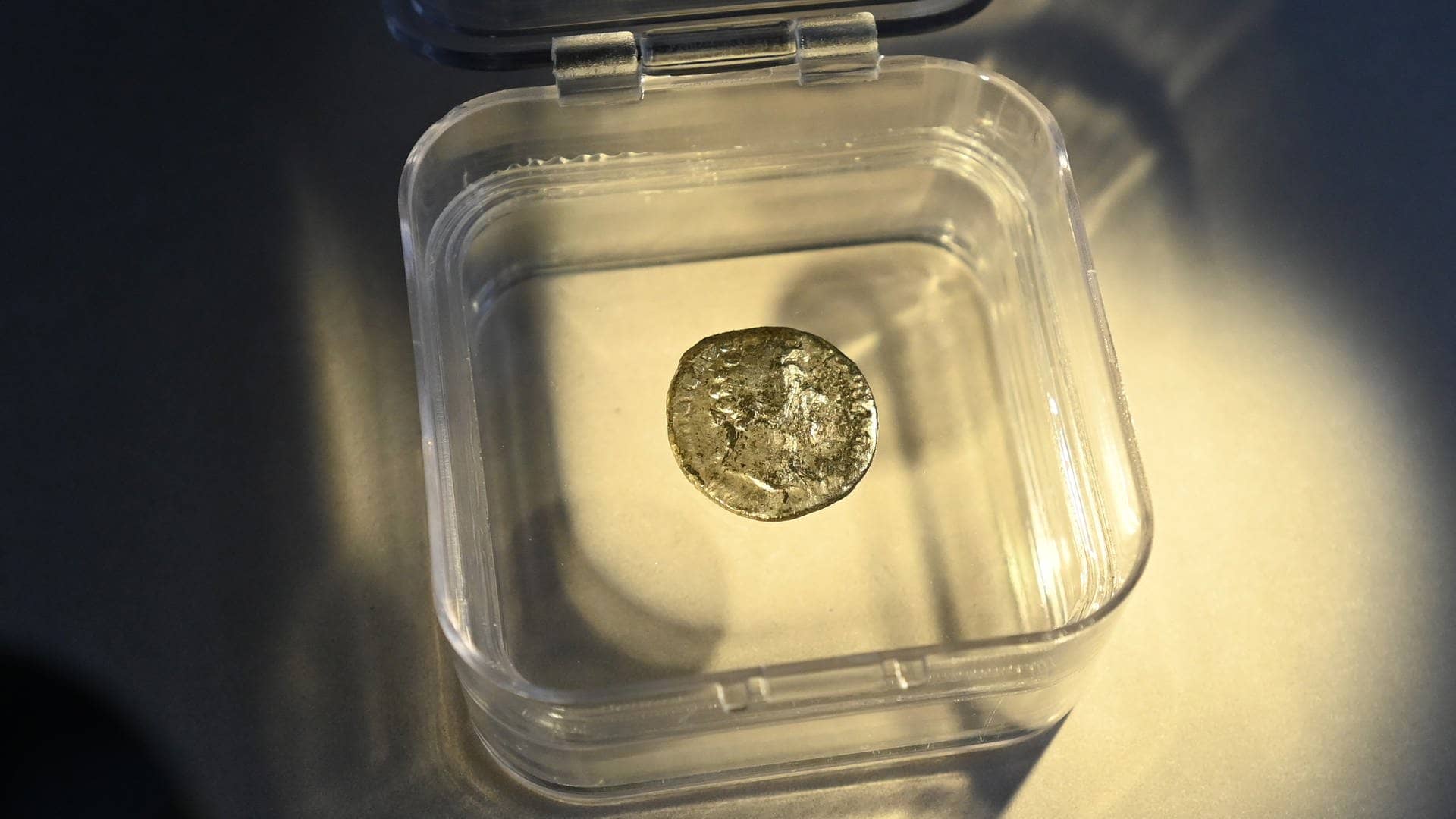 Der römische Silberdenar aus dem 2. Jahrhundert nach Christus liegt in einer Box. (Foto: dpa Bildfunk, picture alliance/dpa | Carmen Jaspersen)