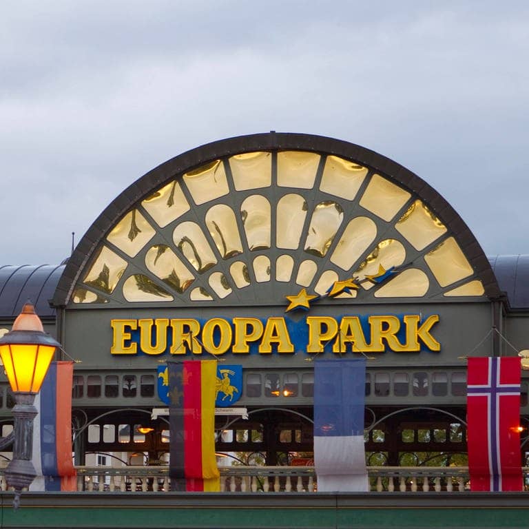 Der Eingang des Europa-Parks in Rust (Foto: IMAGO, imago images/Mandoga Media)