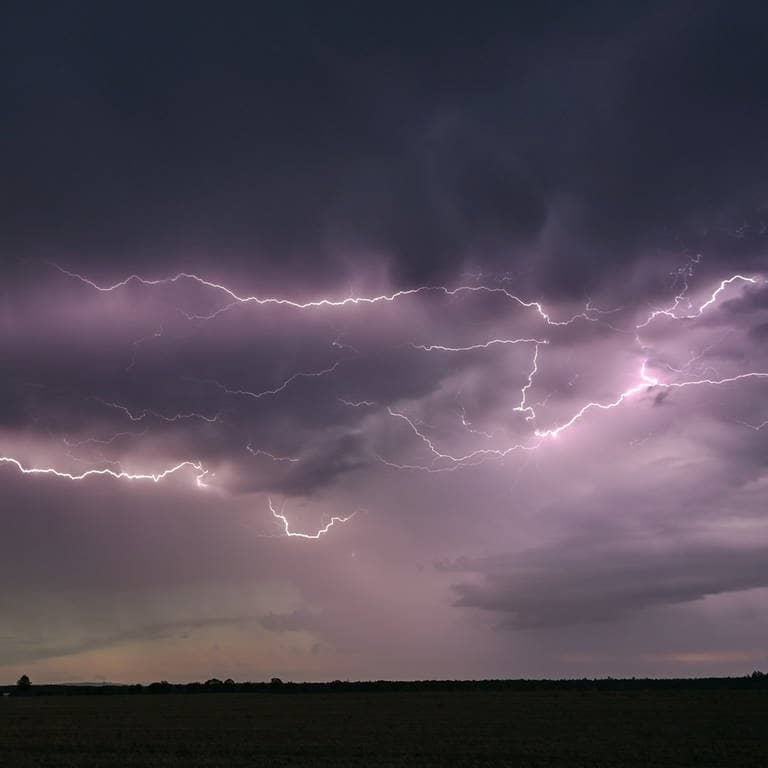 Gewitter: Blitze erhellen die dunklen Wolken über der Landschaft (Foto: dpa Bildfunk, picture alliance/dpa | Patrick Pleul)