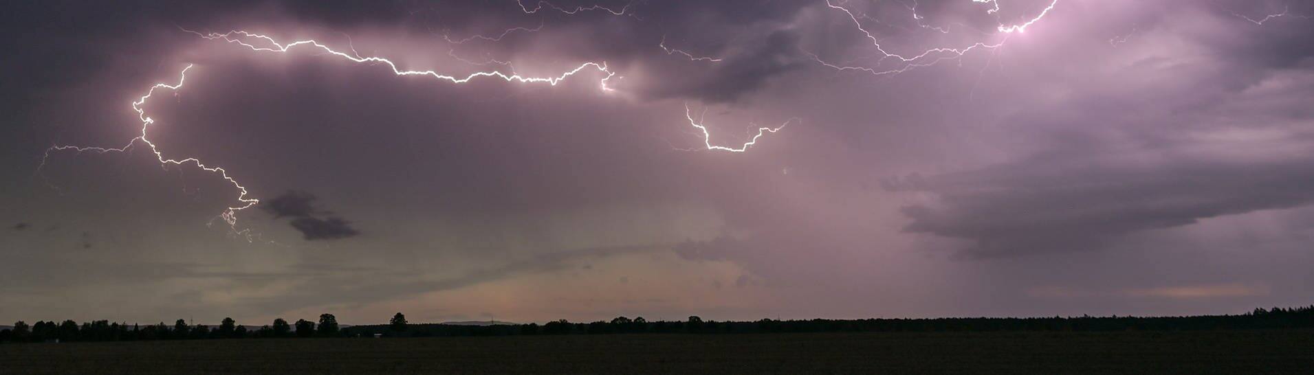 Gewitter: Blitze erhellen die dunklen Wolken über der Landschaft (Foto: dpa Bildfunk, picture alliance/dpa | Patrick Pleul)