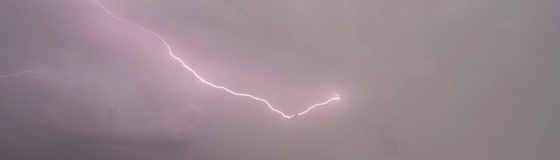 Ein Blitz ist über Stuttgart zu sehen. (Foto: dpa Bildfunk, picture alliance/dpa | Andreas Rosar)