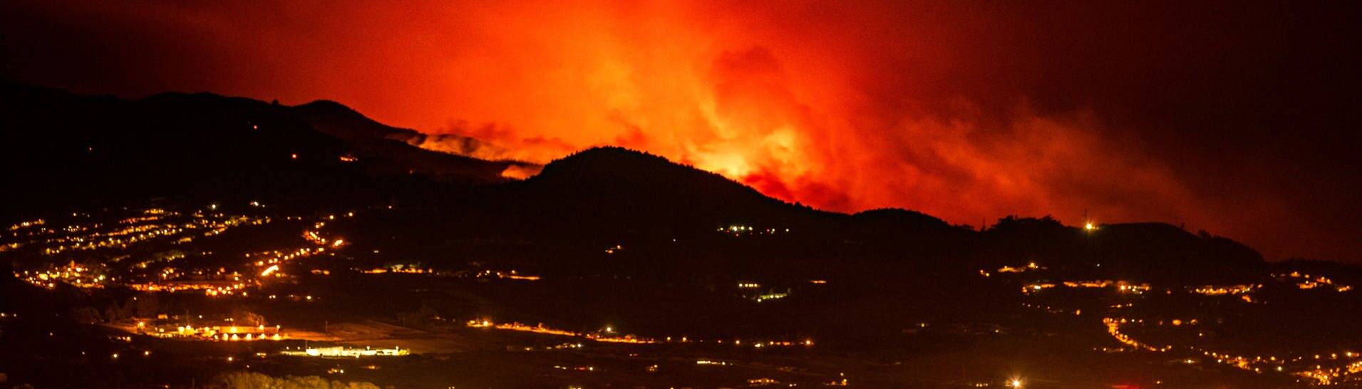 19. August 2023: Am Horizont sind Flammen zu sehen, während sich das Feuer durch den Wald auf die Stadt La Laguna und den Flughafen Los Rodeos zubewegt.  (Foto: dpa Bildfunk, picture alliance/dpa/AP | Arturo Rodriguez)