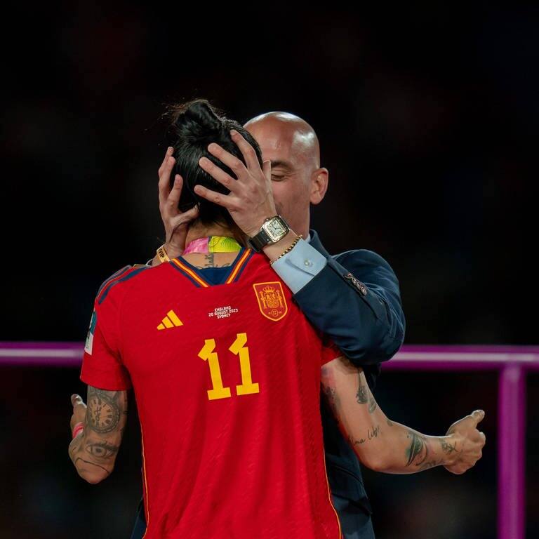 Die spanische Nationalspielerin Jenni Hermoso wird vom spanischen Verbandspräsidenten Luis Rubiales nach dem Gewinn der FIFA Frauen-Weltmeisterschaft 2023 geküsst (Foto: IMAGO, Noe Llamas / SPP)