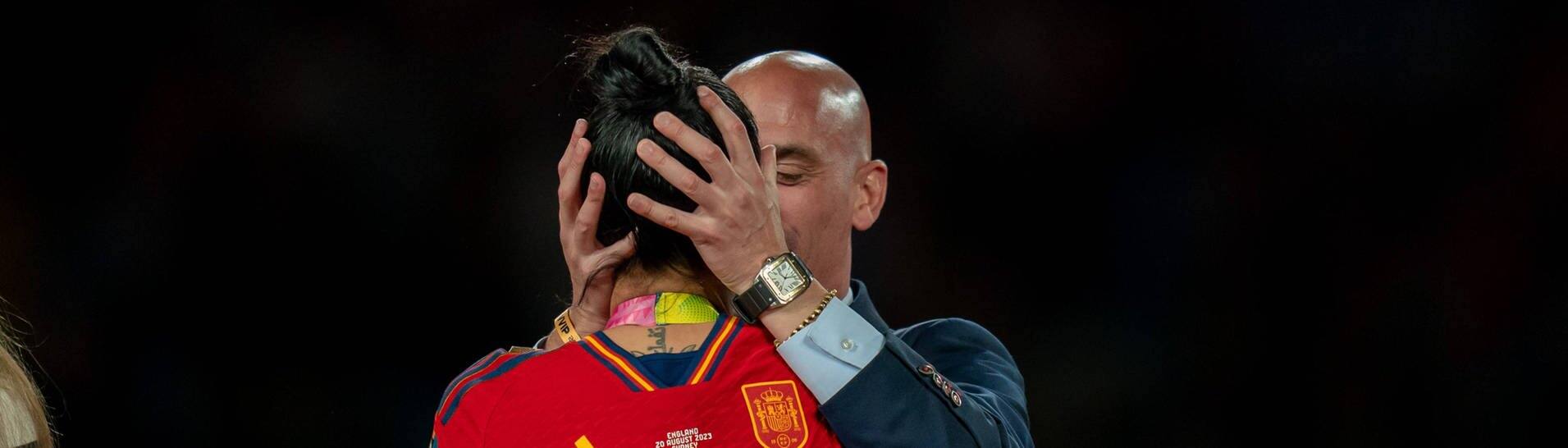 Die spanische Nationalspielerin Jenni Hermoso wird vom spanischen Verbandspräsidenten Luis Rubiales nach dem Gewinn der FIFA Frauen-Weltmeisterschaft 2023 geküsst (Foto: IMAGO, Noe Llamas / SPP)