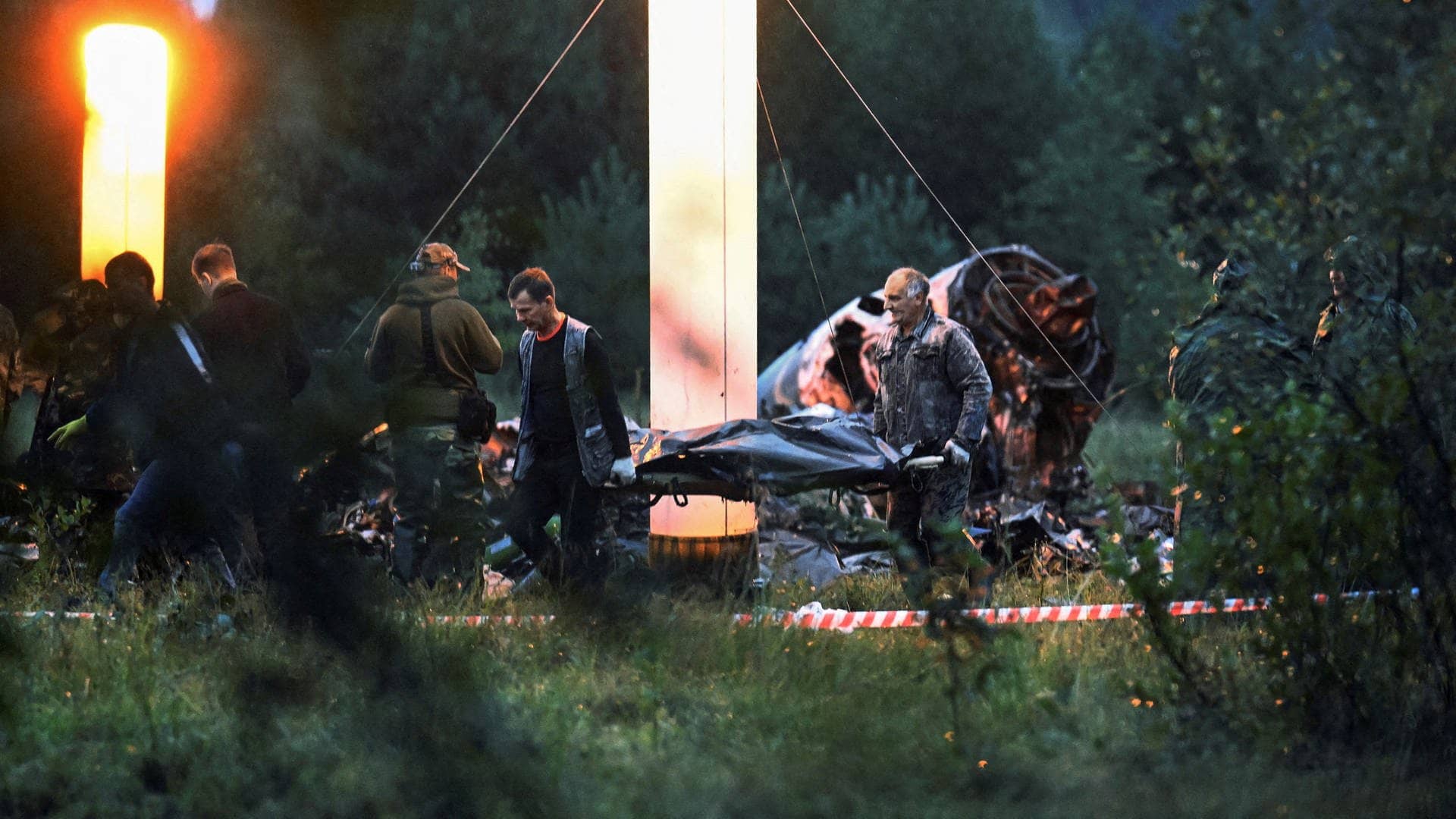 Feuerwehleute bergen an der Absturzstelle von Prigoschins Jet die Leichen der Insassen. (Foto: Reuters)