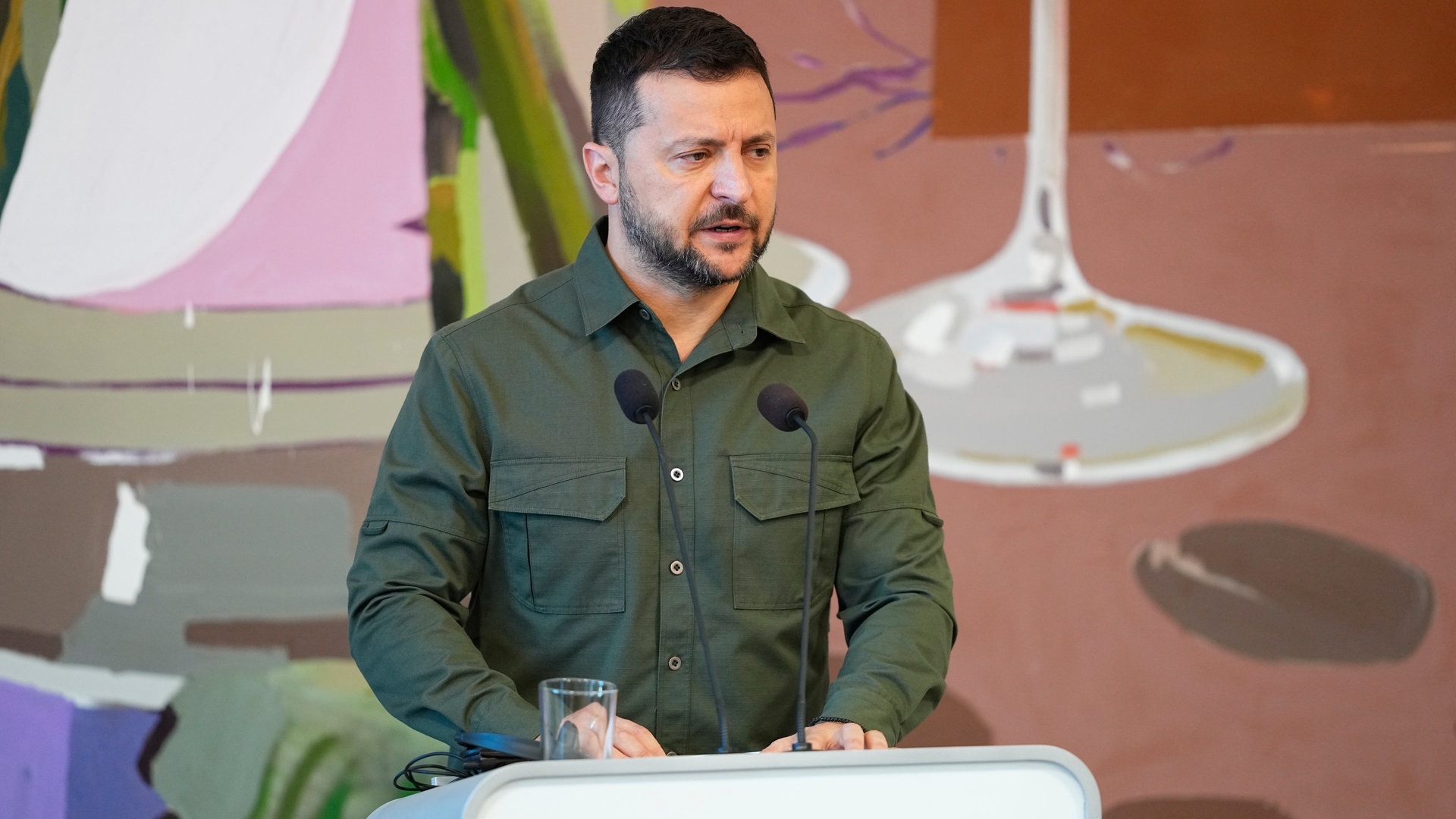 Symbolbild Wolodymyr Selenskyj: Der ukrainische Präsident kündigt Hochfahren der Waffenproduktion an (Foto: dpa Bildfunk, picture alliance/dpa/Ritzau Scanpix Foto/AP | Mads Claus Rasmussen)