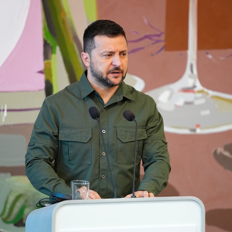 Symbolbild Wolodymyr Selenskyj: Der ukrainische Präsident kündigt Hochfahren der Waffenproduktion an (Foto: dpa Bildfunk, picture alliance/dpa/Ritzau Scanpix Foto/AP | Mads Claus Rasmussen)