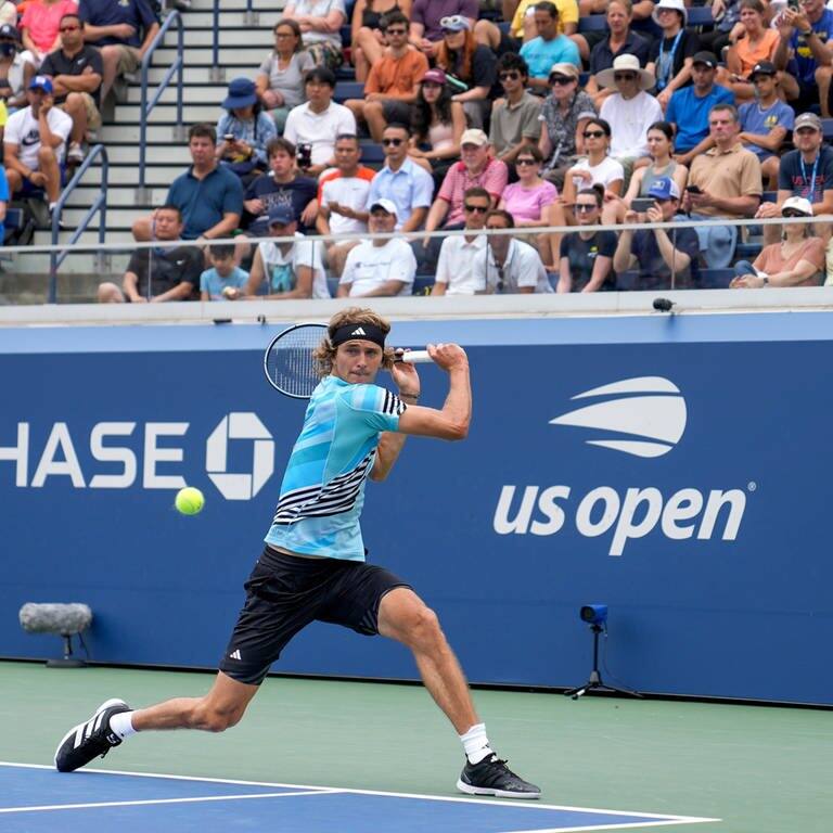 Tennisprofi Alexander Zverev bei einem Match der US-Open in New York. Viele Tennisspieler- und spielerinnen beschweren sich, dass es auf dem Court immer wieder nach Marihuana rieche.  (Foto: dpa Bildfunk, picture alliance/dpa/AP | John Minchillo)