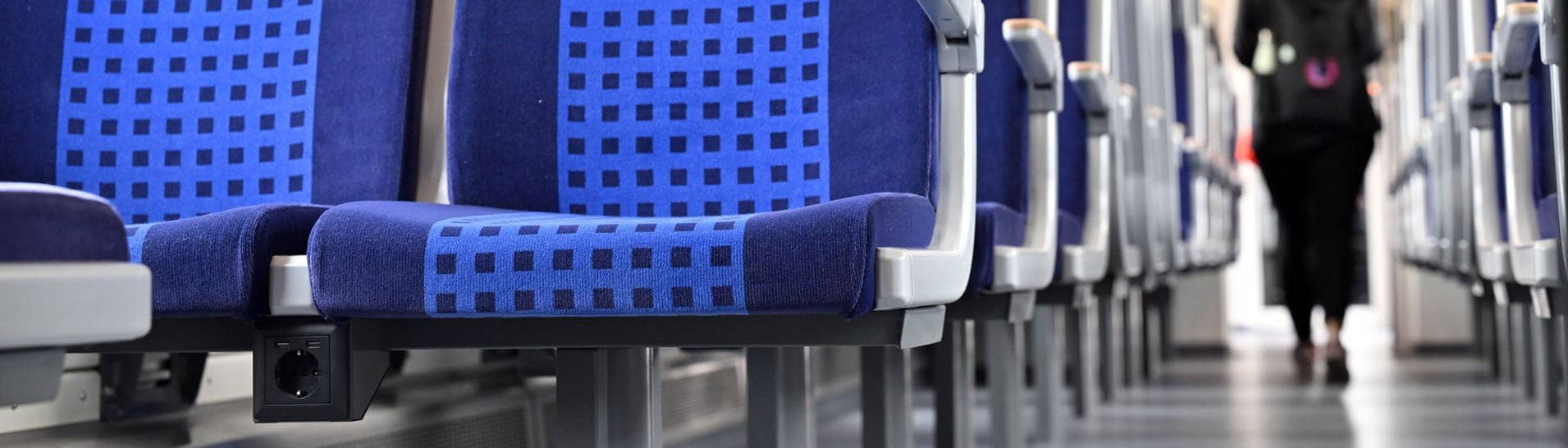 Eine Steckdose zwischen zwei Sitzplätzen in einem Regionalzug. Die Bundespolizei warnt vor manipulierten Steckdosen in Zügen.  (Foto: dpa Bildfunk, picture alliance/dpa | Martin Schutt)