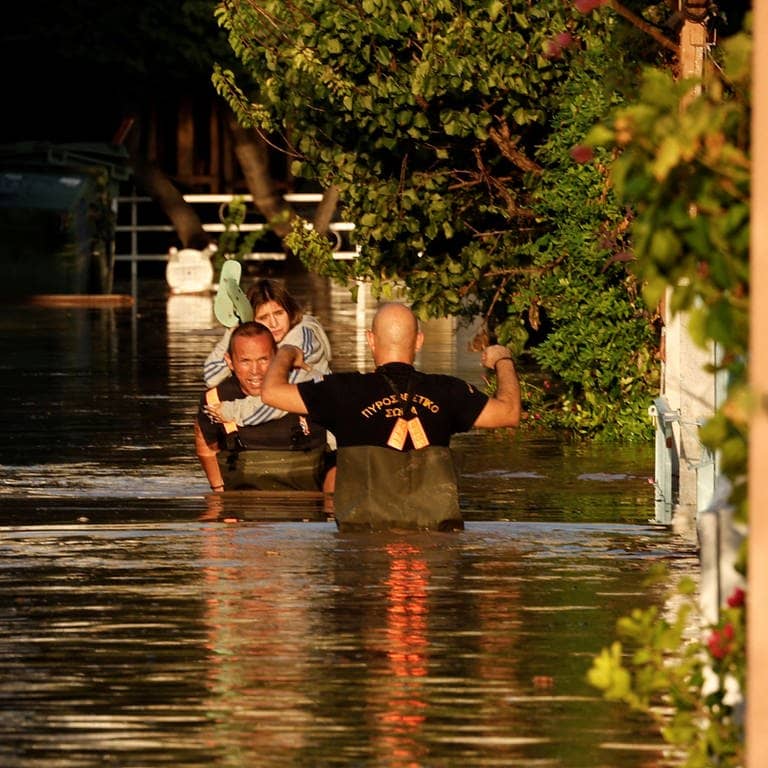 Ein Feuerwehrmann evakuiert einen Bewohner aus einem überschwemmten Gebiet in Larissa, Griechenland, 8. September 2023, als der Fluss Pinios nach heftigen Regenfällen überflutet wurde. (Foto: Reuters, Byline: LOUISA GOULIAMAKI)