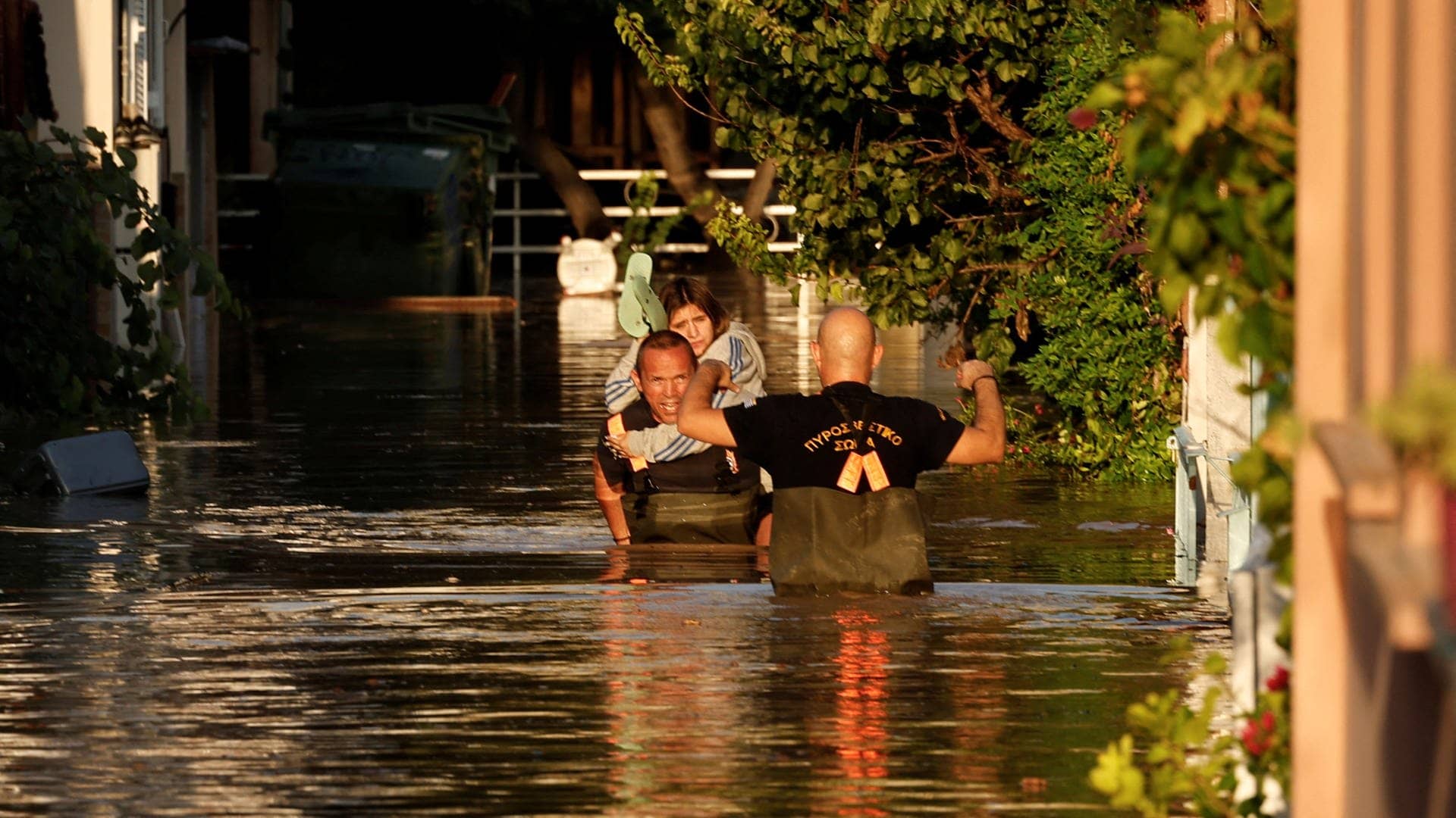 Ein Feuerwehrmann evakuiert einen Bewohner aus einem überschwemmten Gebiet in Larissa, Griechenland, 8. September 2023, als der Fluss Pinios nach heftigen Regenfällen überflutet wurde. (Foto: Reuters, Byline: LOUISA GOULIAMAKI)