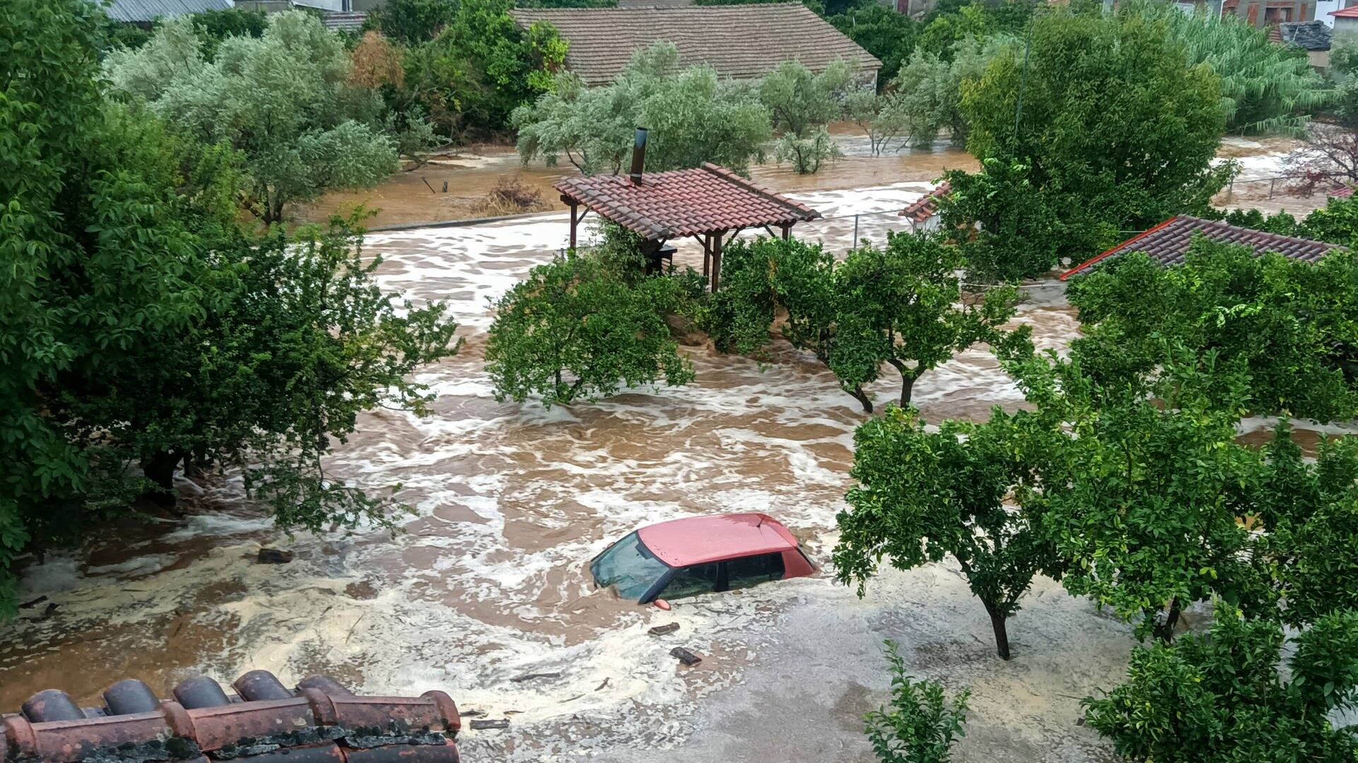 Ein Auto steht im Hochwasser im Dorf Milina in der Region Thessalien. (Foto: dpa Bildfunk, picture alliance/dpa/Eurokinissi/AP | Thanasis Kalliaras)