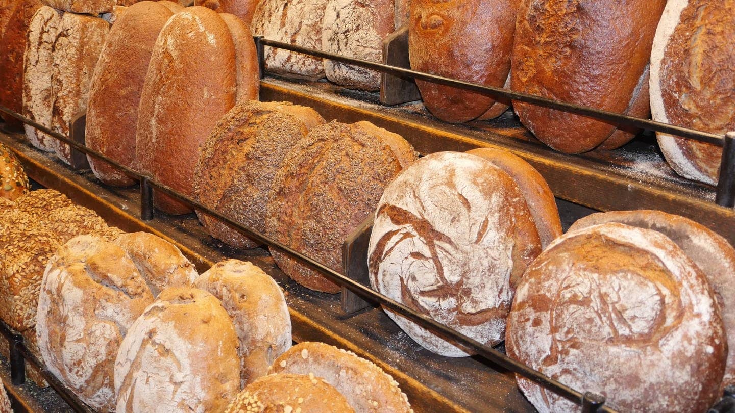 Verschiedene Brotsorten im Regal bei einer Bäckerei. (Foto: IMAGO, 0241842286)