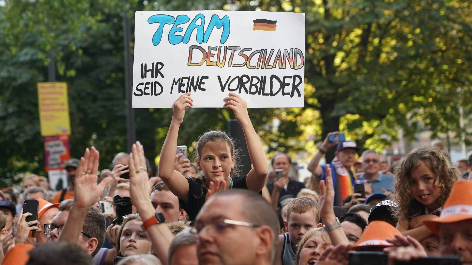Fans feiern in Frankfurt den WM-Titel ihrer Mannschaft im Basketball (Foto: IMAGO, IMAGO / Schüler)