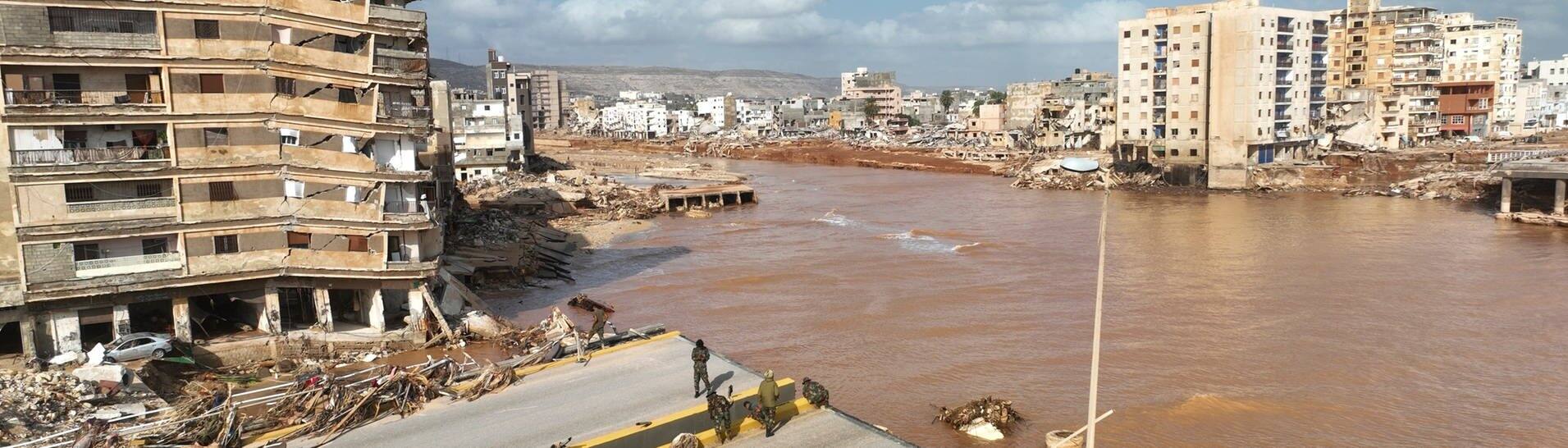 Straßen in Derna sind nach Überschwemmungen zerstört. Ein heftiges Unwetter hat im Bürgerkriegsland Libyen schwere Verwüstungen angerichtet.  (Foto: dpa Bildfunk, picture alliance/dpa/AP | Jamal Alkomaty)