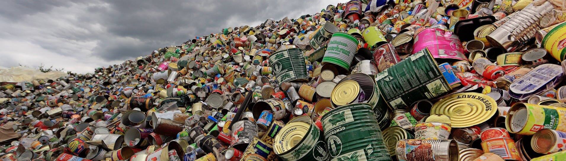 Ein Abfallberg aus Konserven- und Getränkedosen. Konserven enthalten den Weichmacher Bisphenol A (BPA), der ist eine Gefahr für die Gesundheit. (Foto: IMAGO, IMAGO / H. Tschanz-Hofmann)