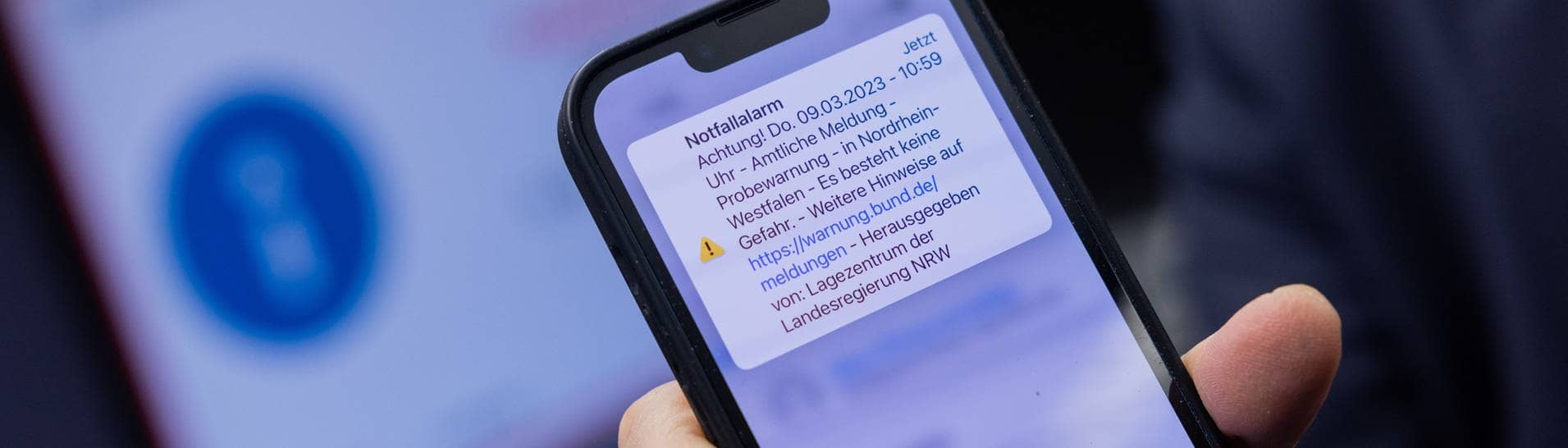Alarm: Eine Cell Broadcast Testmeldung auf einem Handy. Am 14. September 2023 war der bundesweite Warntag. (Foto: dpa Bildfunk, picture alliance/dpa | Rolf Vennenbernd)