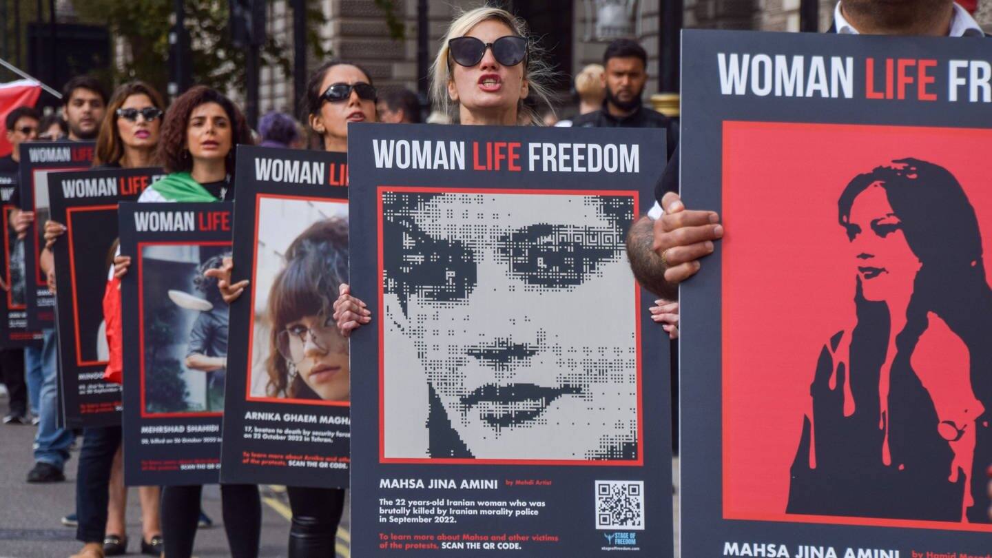 Nach dem Tod von Mahsa Amini im Iran:  Demonstrierende tragen Plakate auf denen steht „Woman, Life, Freedom“ (Foto: IMAGO, IMAGO/ZUMA Wire)