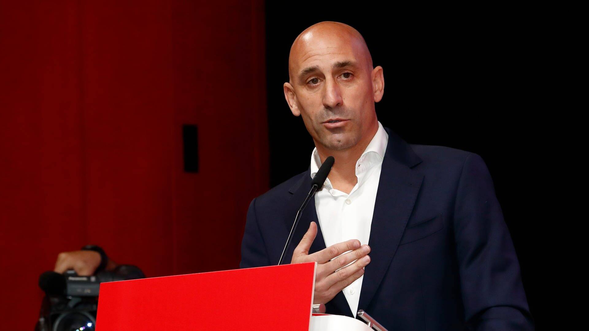 Pressekonferenz nach Kuss-Skandal: Spaniens Fußball-Chef Luis Rubiales will nicht zurücktreten (Foto: dpa Bildfunk, picture alliance/dpa/EUROPA PRESS | Rfef)