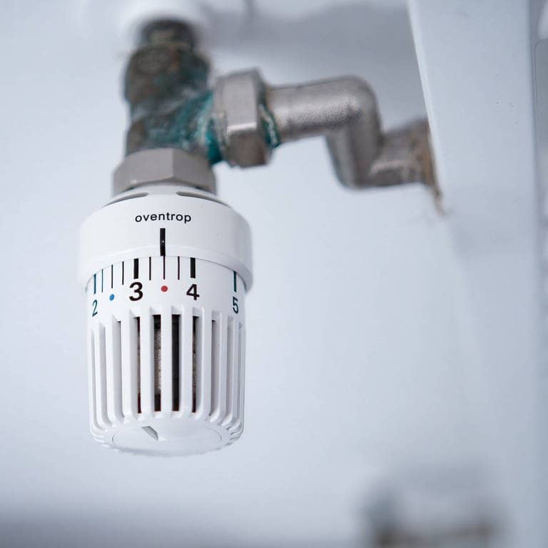 Thermostat an einer Heizung (Foto: IMAGO, IMAGO/Michael Gstettenbauer)