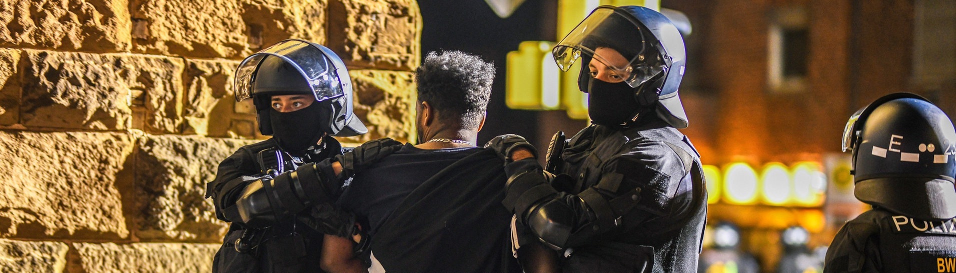Ein Mann, der zu einer Gruppe von Menschen gehört, die nach Ausschreitungen bei einer Eritrea-Veranstaltung von Polizeikräften eingekesselt wurden, wird von Polizisten abgeführt. (Foto: dpa Bildfunk, picture alliance/dpa | Jason Tschepljakow)
