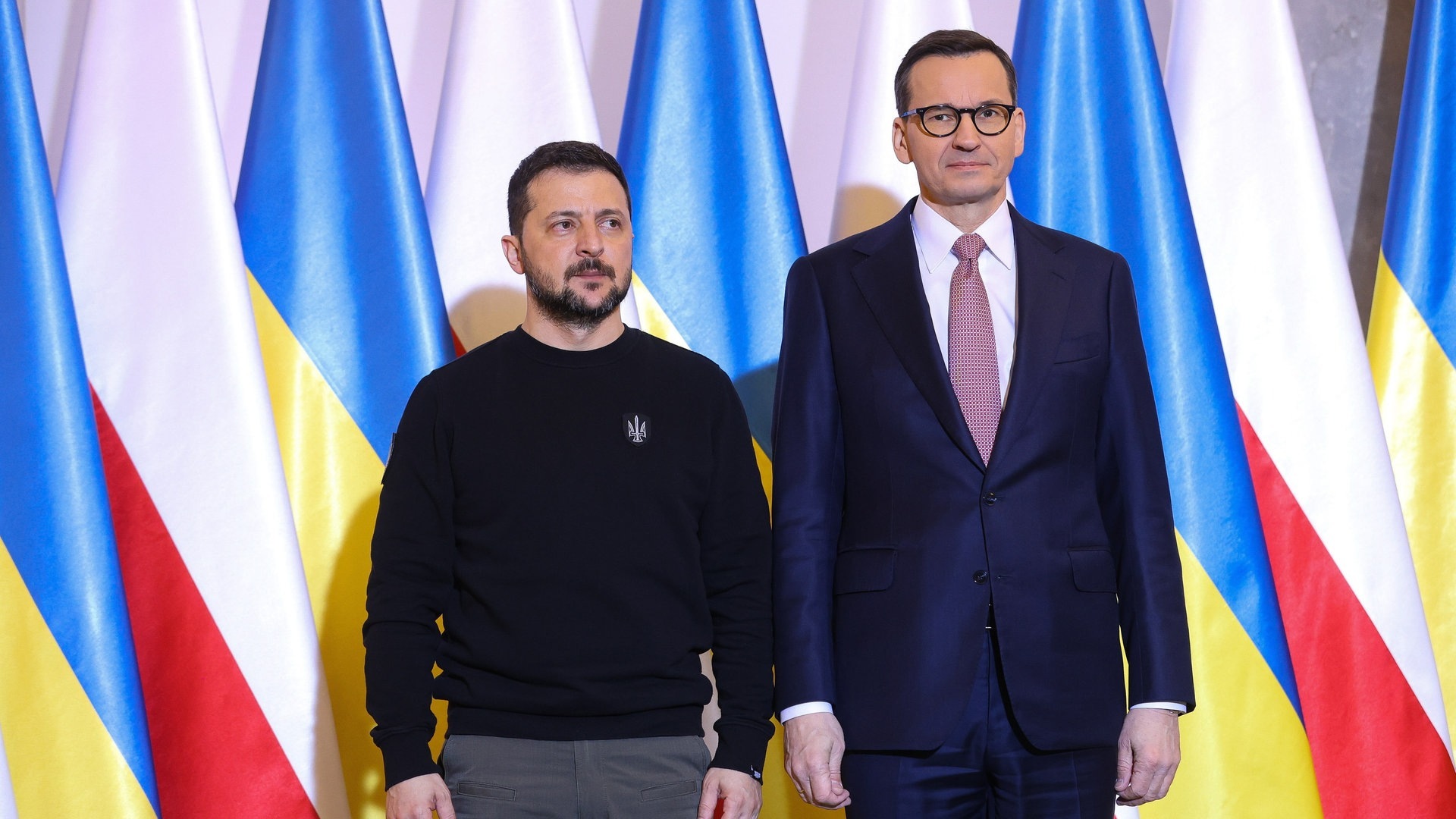 Wolodymyr Selenskyj (l), Präsident der Ukraine, und Mateusz Morawiecki, Ministerpräsident von Polen, stehen vor Fahnen (Foto: dpa Bildfunk, picture alliance/dpa/PAP | Rafal Guz)
