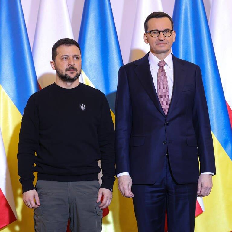 Wolodymyr Selenskyj (l), Präsident der Ukraine, und Mateusz Morawiecki, Ministerpräsident von Polen, stehen vor Fahnen (Foto: dpa Bildfunk, picture alliance/dpa/PAP | Rafal Guz)