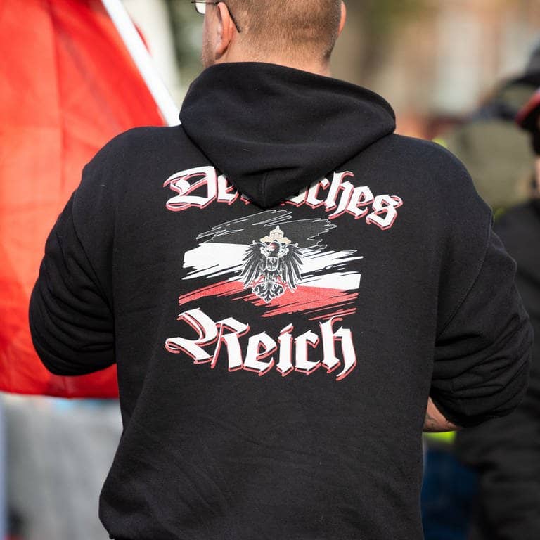 Ein Mann trägt einen Pullover mit dem Aufdruck «Deutsches Reich» bei einer Demonstration von Reichsbürgern. Eine neue Umfrage zeigt:  Jeder zwölfte Deutsche hat ein rechtsextremes Weltbild – und es kommt noch schlimmer. (Foto: dpa Bildfunk, Picture Alliance)