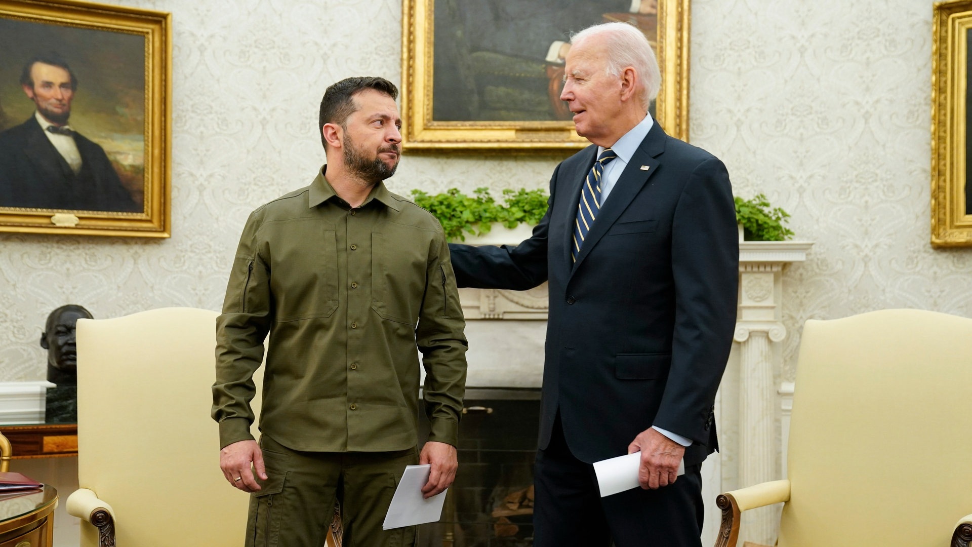 US-Präsident Joe Biden legt dem ukrainischen Präsidenten Wolodymyr Selenskyj eine Hand auf den Rücken (Foto: dpa Bildfunk, picture alliance/dpa/AP | Evan Vucci)