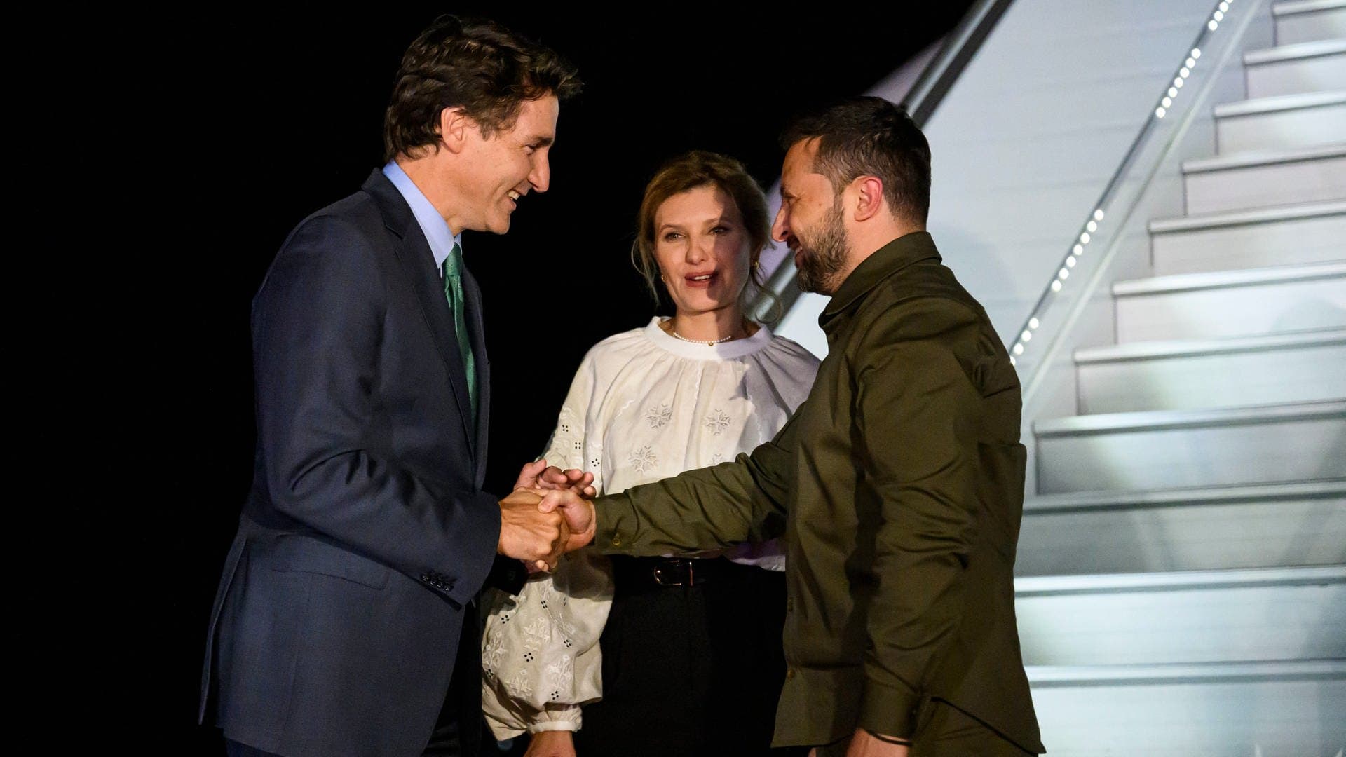 Justin Trudeau (l), kanadischer Premierminister, begrüßt Wolodymyr Selenskyj, Präsident der Ukraine, und seine Frau Olena Selenska bei ihrer Ankunft auf dem Flughafen von Ottawa. (Foto: dpa Bildfunk, picture alliance/dpa/Canadian Press via ZUMA Press | Justin Tang)