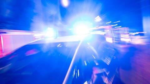 Politieauto met blauw licht (symboolafbeelding) Ein 22-Jähriger hat versucht in Lärrach bei der Führerscheinprüfung zummeln.  Dat is het einde met een gezond herstel en medische zorg.  (Foto: dpa Bildfunk, Picture Alliance)