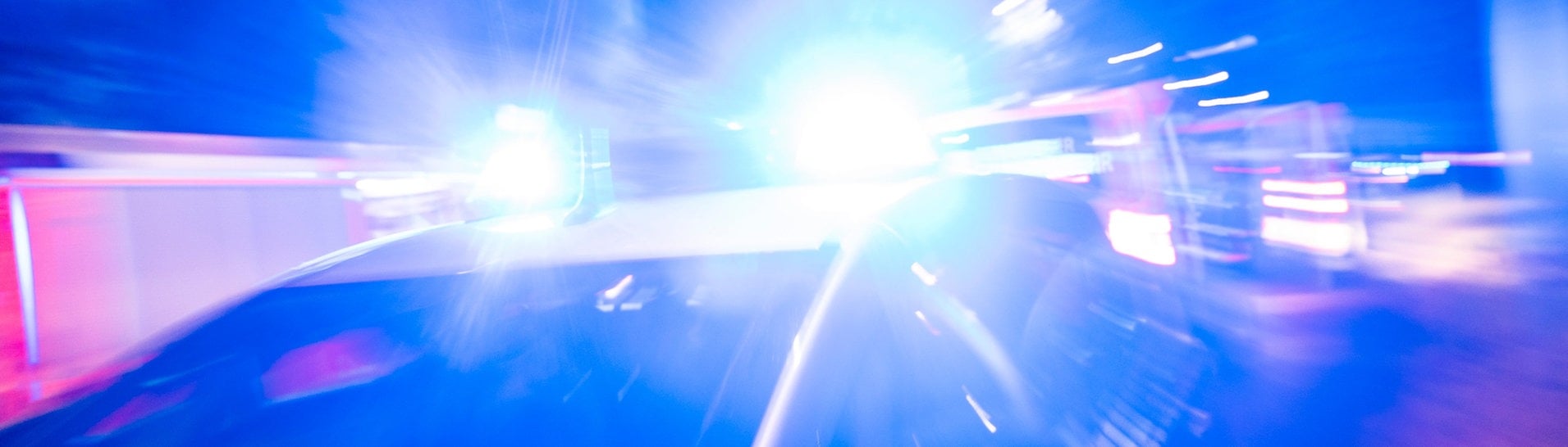 Polizeiauto mit Blaulicht (Symbolbild) Ein 22-Jähriger hat versucht in Lärrach bei der Führerscheinprüfung zu schummeln. Das endete mit einer Verhaftung und einem Krankenhausbesuch. (Foto: dpa Bildfunk, Picture Alliance)