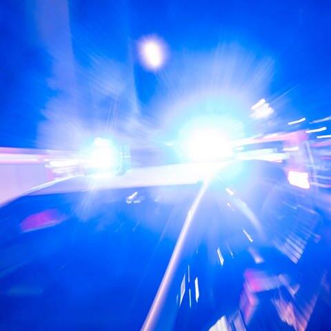 Polizeiauto mit Blaulicht (Symbolbild) Ein 22-Jähriger hat versucht in Lärrach bei der Führerscheinprüfung zu schummeln. Das endete mit einer Verhaftung und einem Krankenhausbesuch. (Foto: dpa Bildfunk, Picture Alliance)