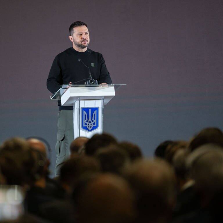 Wolodymyr Selenskyj, Präsident der Ukraine, spricht auf dem Ersten Internationalen Forum der Verteidigungsindustrie. (Foto: dpa Bildfunk, picture alliance/dpa/APA Images via ZUMA Press Wire | President Of Ukraine)