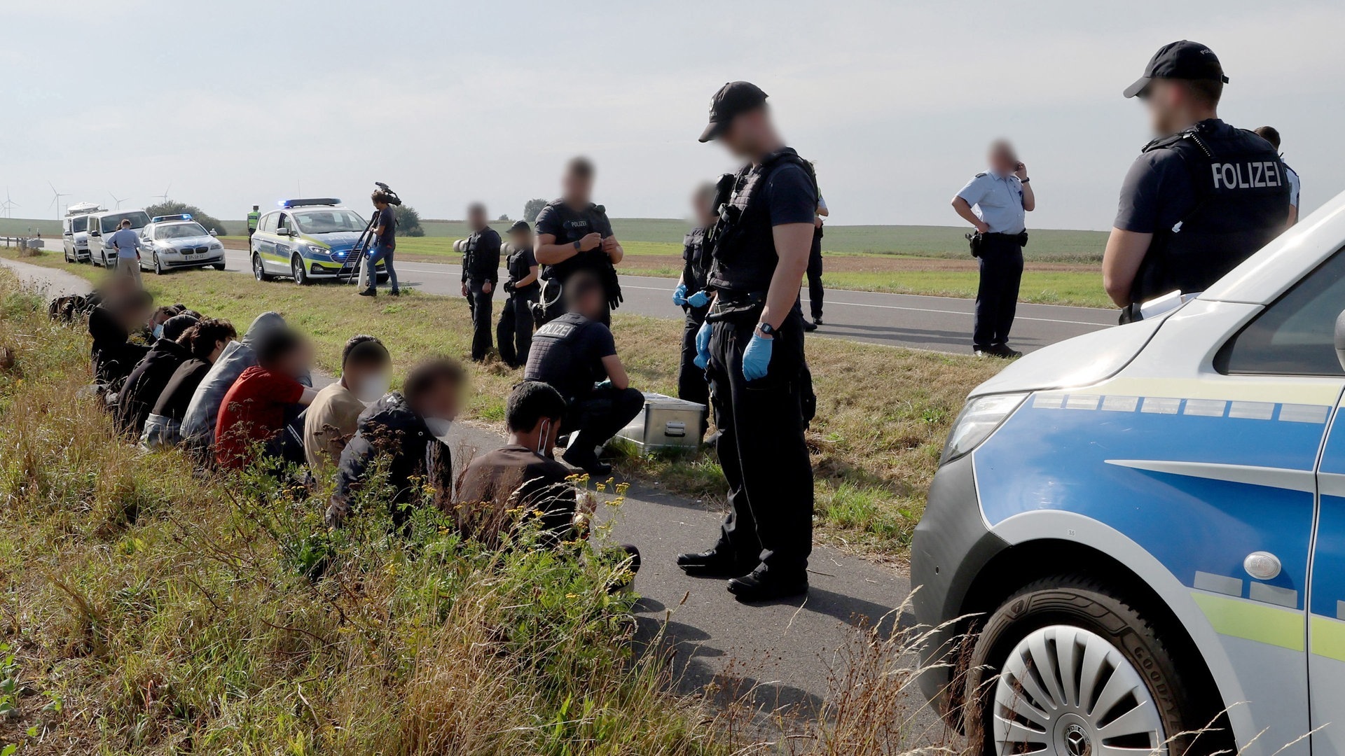 Eine Gruppe von 18 Männern und einer Frau, nach eigenen Angaben aus Syrien, wird nach einem Bürgerhinweis von der Bundespolizei in der Nähe der polnischen Grenze aufgegriffen. (Foto: dpa Bildfunk, picture alliance/dpa | Bernd Wüstneck)