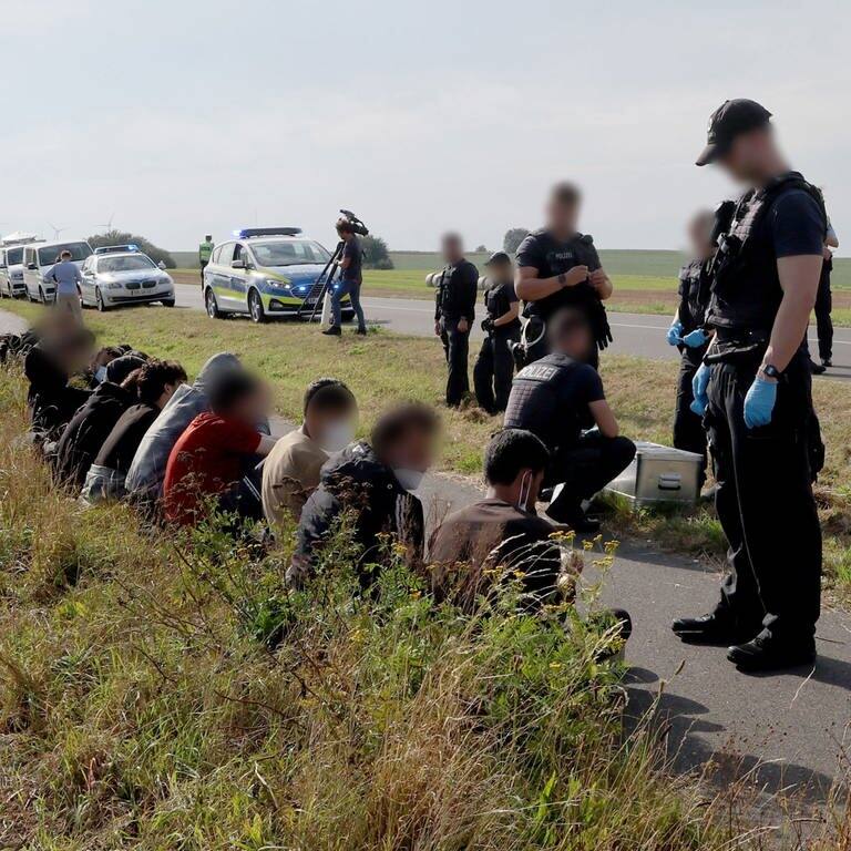 Eine Gruppe von 18 Männern und einer Frau, nach eigenen Angaben aus Syrien, wird nach einem Bürgerhinweis von der Bundespolizei in der Nähe der polnischen Grenze aufgegriffen. (Foto: dpa Bildfunk, picture alliance/dpa | Bernd Wüstneck)