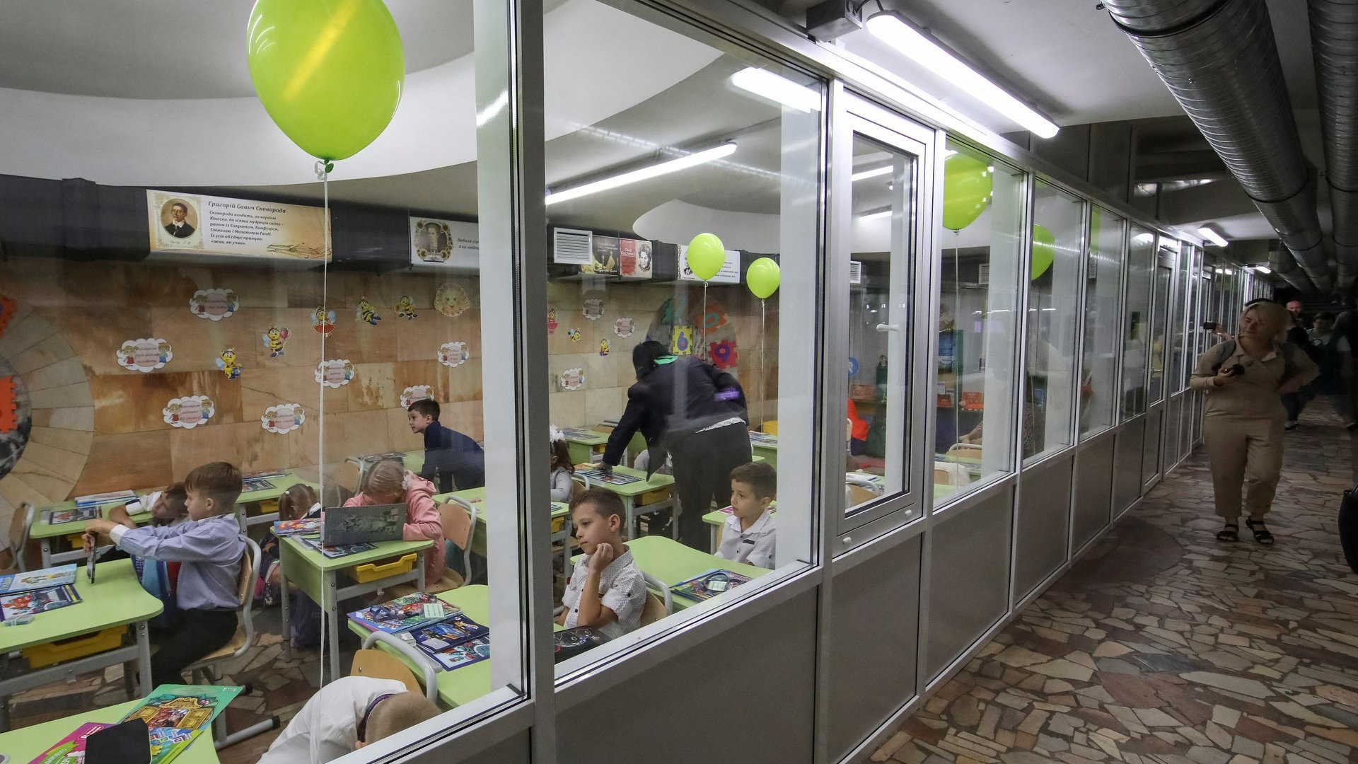 Schüler sitzen in einem Klassenzimmer, das in einer unterirdischen Metro-Station gebaut wurde (Foto: Reuters, REUTERS/Vyacheslav Madiyevskyy)